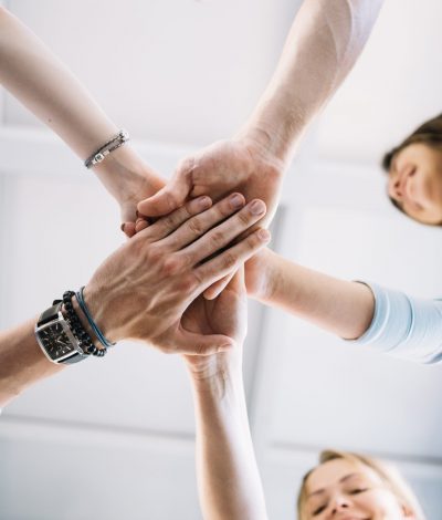 colegas-celebrando-exito