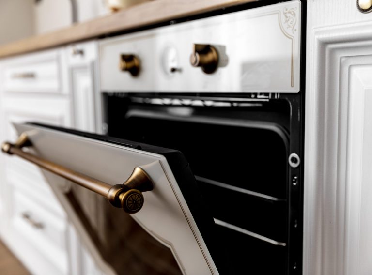 horno-primer-plano-detalles-dorados