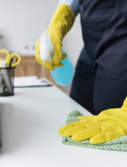 persona-que-encarga-limpieza-oficinas-min copia